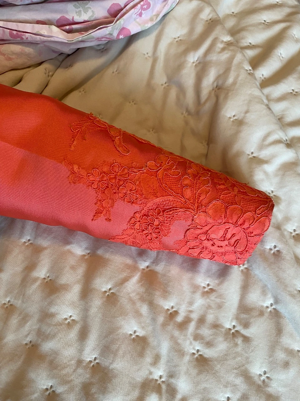 robe longue de cérémonie de mariage avec manteau couleur corail de la marque Pronovias – photo 15